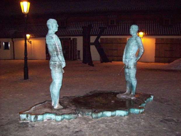 David Černy sika na państwo czeskie.
Sikający to pomnik, którym artysta uczcił wejście Czech do Unii Europejskiej. Basen, do którego dwóch mężczyzn oddaje mocz, ma kształt republiki czeskiej. #praga #rzeźba #DavidCerny #zima #sikający