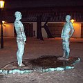 David Černy sika na państwo czeskie.
Sikający to pomnik, którym artysta uczcił wejście Czech do Unii Europejskiej. Basen, do którego dwóch mężczyzn oddaje mocz, ma kształt republiki czeskiej. #praga #rzeźba #DavidCerny #zima #sikający