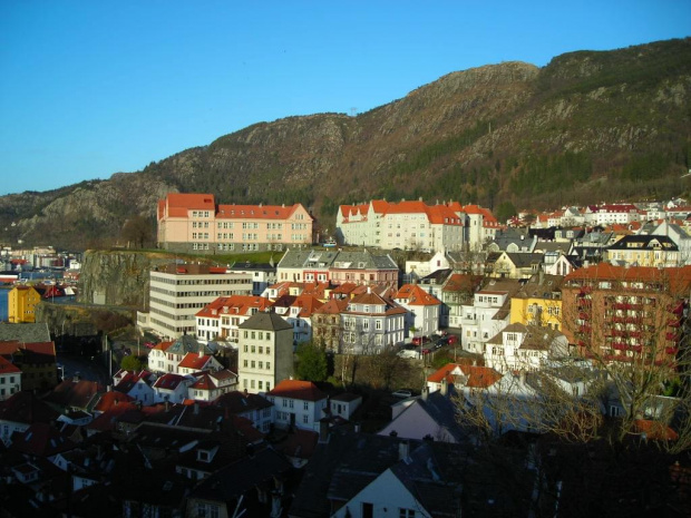 Bergen dzielnica Sandviken #norwegia #krajobraz #bergen #widoki #podróże #góry #morze