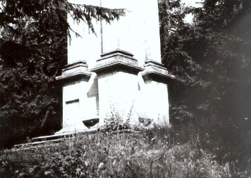 Komarno 1986 r, podstawa pomnika na obrzeżach miasta
