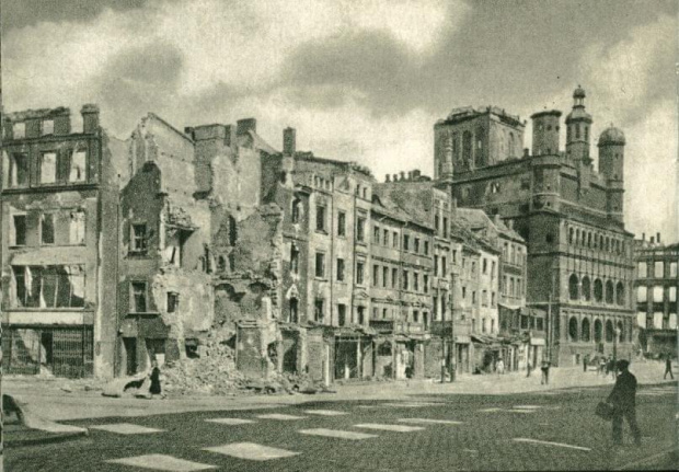 Poznań_Ratusz i domki budnicze na Stary Rynku 1945 r.