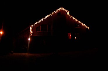 #dom #domek #lampki #lód #nastrój #oswietlenie #oświetlenie #ozdoba #sople #swieta #święta #zima