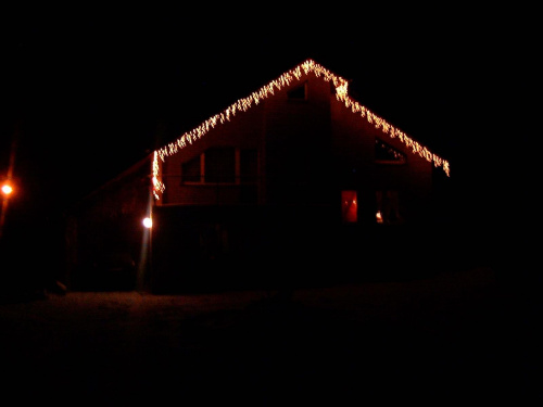 #dom #domek #lampki #lód #nastrój #oswietlenie #oświetlenie #ozdoba #sople #swieta #święta #zima