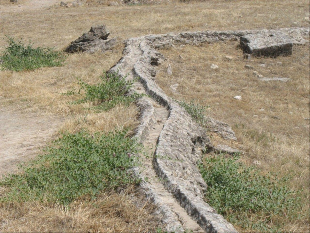 Pamukkale czyli wapienne tarasy i Heirapolis uzdrowisko rzymskie z początku naszej ery. Na mnie więkse wrażenie zrobiły ruiny miasta po których można swobodnie chodzić.