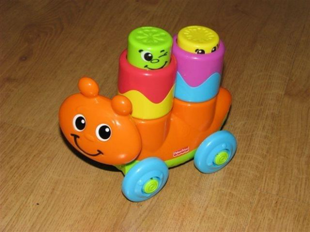 GĄSIENICA WESOŁE KLOCKI FISHER PRICE
Seria wesołych klocków Stack'n Surprise Blocks to żywe, wesołe kolory i klocki z uśmiechniętymi, pojawiającymi się i znikającymi postaciami i wiele innych niespodzianek.
Zestaw zawiera gąsienicę i dwa klocki. G...