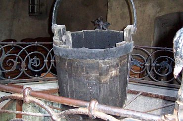 ... #ZamekCzocha #Leśna #studnia