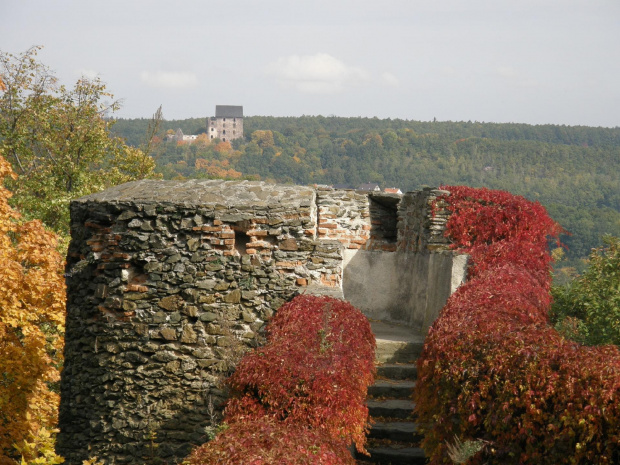 zamek Bolków w jesiennej aurze,w oddali drugi zamek Świny #zamek #Bolków #jesień #krajobraz