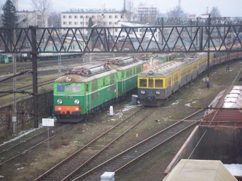 Stacja Nowy Sącz, w tle ezt EN57-001, oraz dwa elektrowozy typu ET21 (popularne kanty).