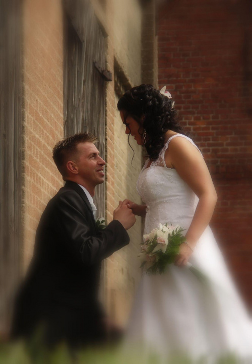 W tym zdjęciu stara zabudowa posłużyła mi za tło #wesele #ślub #plener #nowożeńcy