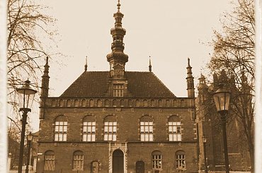 Gdańsk, moje miasto - Ratusz Staromiejski przy ul. Korzennej #Gdańsk #miasto #zabytki #StaraFotografia #sepia