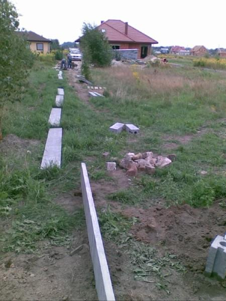 Sierpień 2008 - Grodzimy działkę - elementy - siatka, słupki, bloczki betonowe - Cablex w Rzgowie - koszt 142m ok. 7700 brutto + 16 PLN robocizny od metra
