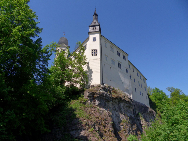 Zamek Hruby Rohozec jest położony na wysokich skałach #Czechy #CzeskiRaj #HrubyRohozec #Turnov