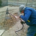 Marzec - 2009 - pierwsze spawy instalacji gazowej. Ekipa sprawna - koszt całości - 21m gazociagu w ziemi + 2xszafki + rury zew. i wew. + robocizna = 3 850 PLN + geodeta 450 PLN #Kornelia