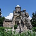Wieża Niepodległości im. Masaryka w Horicach w Czechach,w projekcie miała mieć 40 m. i być latarnią lotniczą na trasie Warszawa-Praga do 1938 zdołano wybudować 25 m.teraz jest tam muzeum i wieża widokowa a dach wieńczy kopuła astronomiczna..