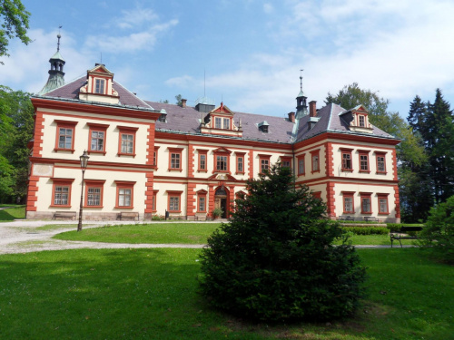 Pałac hrabiego Jana Nepomucena Harracha od którego ma nazwę miesjcowość przygraniczna koło Jakuszyc.. #Czechy #Jilemnice #park