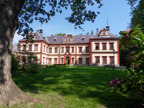 Naturalna ramka zdjęciowa dla pałacu w Jilemnicach w Czechach :) #Czechy #Jilemnice #Harrach #park