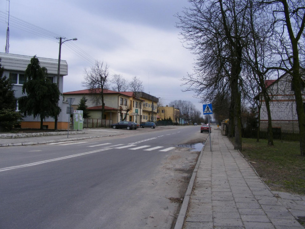 Rzeczyca , ul. Mościckiego ( po lewej urząd gminy )