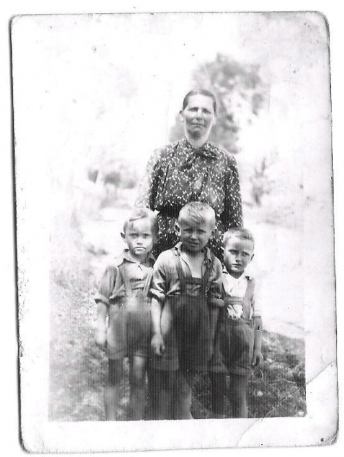 Rok 1953 moja prababcia Janina Gryglas i jej mali podopieczni #Grębków #Kózki #WiekXIX #WiekXX