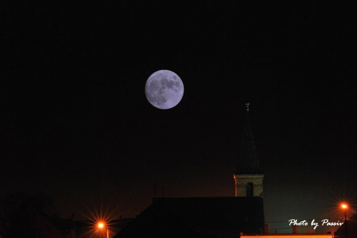 Tym razem z pełnią #księżyc #pełnia #noc #kościół