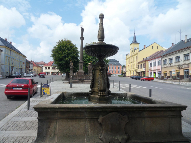 Widok na rynek Lomnice n. Popelkou od strony fontanny #Czechy #miasto #rynek