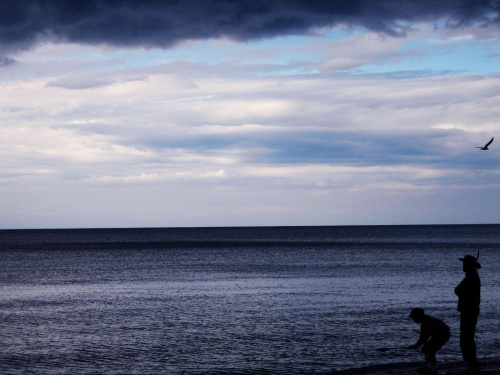 Podczas wieczornego spaceru nad brzegiem Bałtyku. Obserwacja, spostrzeżenie, klatka stop, uwieczniony moment... w tle nieprzewidywalna lecz spokojna woda.