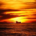 Statek piracki wyruszający w rejs o zachodzie słońca