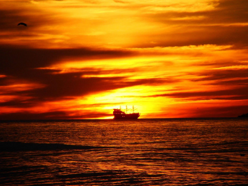 Statek piracki wyruszający w rejs o zachodzie słońca