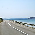 Chorwacja. Zdjęcie przedstawia drogę wyjazdową z małego, chorwackiego miasteczka - Diabliska. W tle ujęte zostały również góry, które doskonale komponują się z przejrzystym morzem. Czego więcej trzeba, skoro w jednym miejscu znajdują się i przepiękne g...